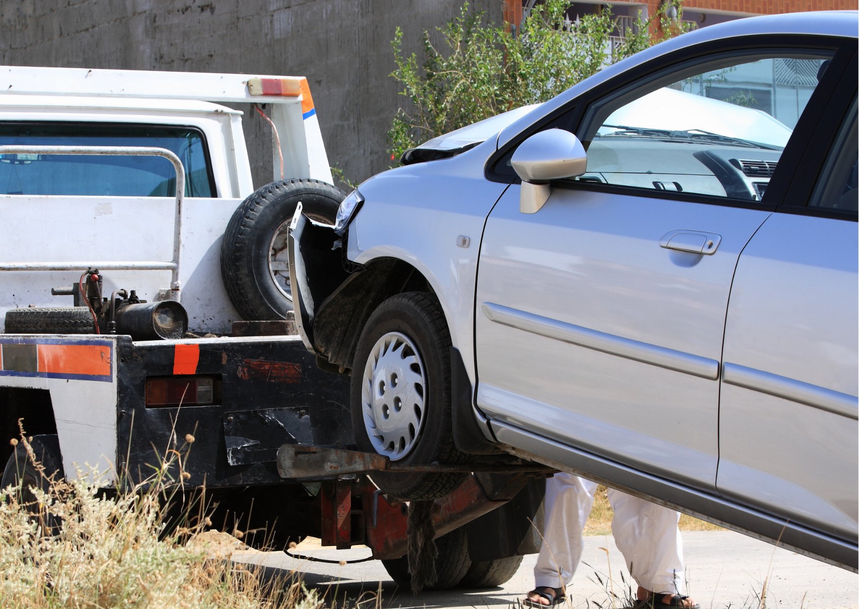 Chargement d’une voiture hors d’usage sur une dépanneuse